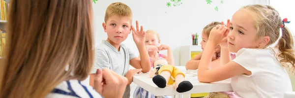 Sesión Terapia Ocupacional Infantil Grupo Niños Haciendo Ejercicios Lúdicos Con — Foto de Stock