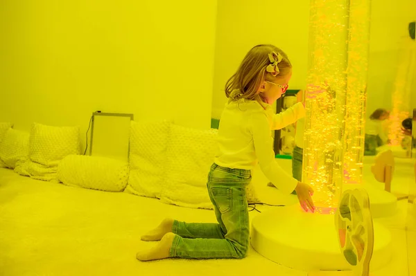 Child Sensory Room Snoezelen Interacting Colored Lights Bubble Tube Lamp — Stock Photo, Image