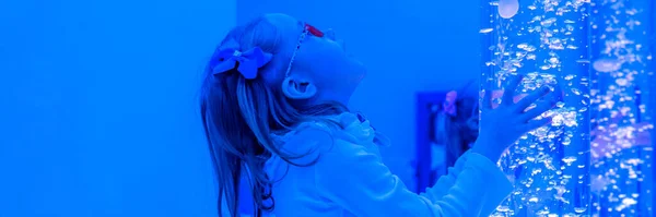 Παιδί Στο Αισθητήριο Δωμάτιο Snoezelen Αλληλεπιδρούν Χρωματιστά Φώτα Φούσκα Λαμπτήρα — Φωτογραφία Αρχείου