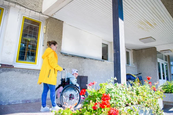 Mère Poussant Fauteuil Roulant Avec Fille Jeune Fille Atteinte Paralysie — Photo