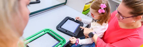 Niña Verbal Que Vive Con Parálisis Cerebral Aprendiendo Usar Tableta —  Fotos de Stock