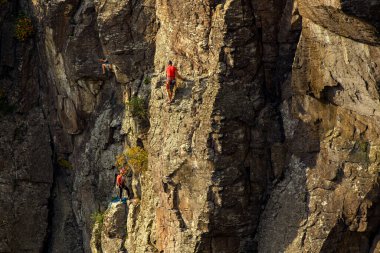 Dağcılar. Aktif yaşam tarzı, riskli hobiler, tehlikeli adrenalin sporları. Slovakya 'daki Hradok kaya duvarına tırmanan bir grup arkadaş.