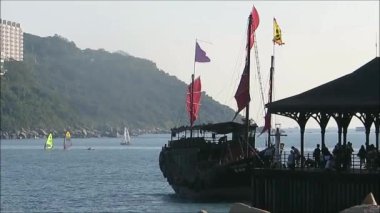 Stanley Harbor, Hong Kong - 17 Kasım 2019: Geleneksel yeni Çin hurda gemisi Aqualuna II ahşap iskeleye yanaşmaya hazırlanıyor