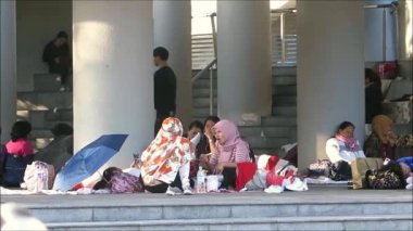 Aberdeen Limanı, Hong Kong - 18 Kasım 2019: Haebor gezinti güvertesinde kapalı alanda kamp kuran sığınmacılar