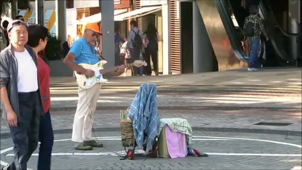 Stanley Harbor Hongkong Listopadu 2019 Street Busker Hraje Jazzové Písně — Stock video