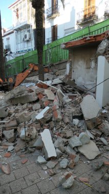 Küçük Kazıcı eski köy evini yıkarken enkazda çalışıyor.