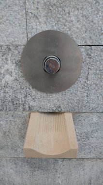 Modern tasarım musluğu tıka ve elleri yıkamak için drenaj yap.