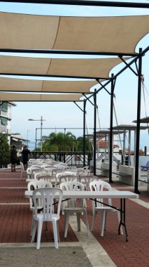 Endülüs köyündeki yerel şenlik için masa ve sandalyeler hazırlandı.