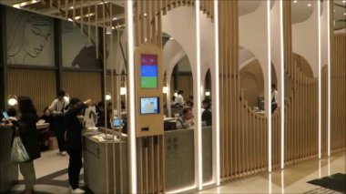 Hong Kong - 17 Kasım 2019: Alışveriş merkezindeki modern restoranda kahvaltı yapan insanlar. İnsanlar Hong Kong 'da modern alışveriş merkezinde kahvaltı yapıyorlar.