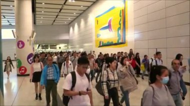 Hong Kong, Çin - 17 Kasım 2019: İnsanlar işe gidip geliyor, metro istasyonunda kalabalık alt geçitler ve yürüyüş yolları var. Hong Kong metro istasyonunda bir sürü insan var.