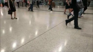 Hong Kong, Çin - 17 Kasım 2019: İnsanlar işe gidip geliyor, metro istasyonunda kalabalık alt geçitler ve yürüyüş yolları var. Hong Kong metro istasyonunda bir sürü insan var.