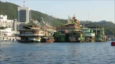 Hong Kong - 16 Kasım 2019: Aberdeen 'deki Jumbo yüzen restoranlar (Jumbo Kingdom) - Hong Kong, dünyanın en büyük yüzen restoranları. 2300 kişilik bir Çin sarayı gibi tasarlandı.