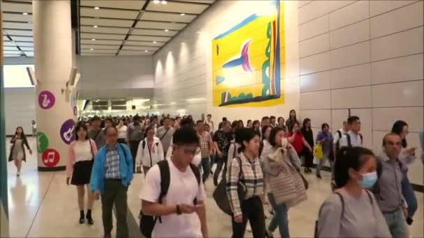 2019年11月17日 地下鉄駅の地下道や歩道を混雑させるために通勤している人々 香港地下鉄駅の通勤客の群衆 — ストック動画