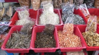 Kurutulmuş balık ürünleri satan bir market. Hong Kong 'da küçük bir balıkçı köyünde satılık balık.