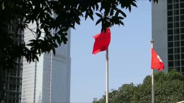 Hong Kong Özel Yönetim Bölgesi ve Çin 'in iki bayrağı. Hong Kong Özel Yönetim Bölgesi 'nin iki bayrağı ve Çin' in yüksek ofis binalarına karşı