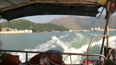 Lantau adasına bakıyorum. Hong Kong Lantau adasından ayrılan teknenin omurga suyu görüldü.