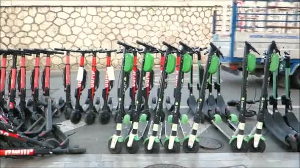 Malaga Spanya Kasım 2019 Rıhtımsız Elektrik Scooter Ları Kaldırımda Spanya — Stok video