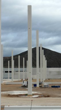 Güney Endüstriyel Arazi 'de beyaz uzun beton destek sütunları