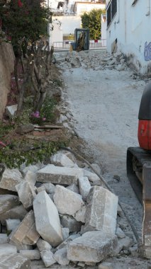 Küçük Kazıcı eski basamakları yıkarken enkazda çalışıyor