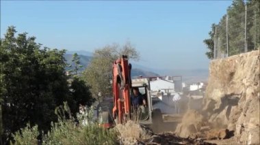 Kırsal yol Güney Endülüs 'te çalışıyor. Alora, İspanya... 22 Ocak. 2022: Endülüs kırsalındaki tehlikeli yol inşaatında kayalar ve toprak artı lastik izleri