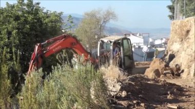Kırsal yol Güney Endülüs 'te çalışıyor. Alora, İspanya... 22 Ocak. 2022: Endülüs kırsalındaki tehlikeli yol inşaatında kayalar ve toprak artı lastik izleri