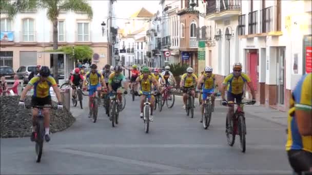 スペインのローラ 2021年9月12日 毎年恒例のランに参加するサイクリストのグループアンダルシアの村の広場の町役場から始まるサイクリスト — ストック動画