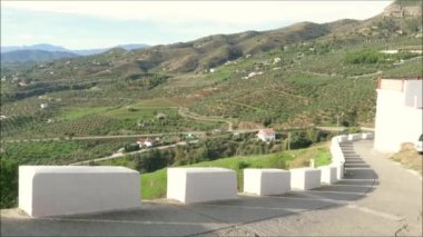 Alora Kalesi Tepesi 'ndeki vadiye bakan yoldaki beyaz beton yığınlarının arasından bak.