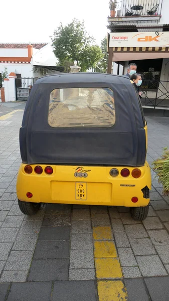 Маленький Жёлтый Автомобиль Алоры Незаконно Припаркованный Жёлтой Линии — стоковое фото