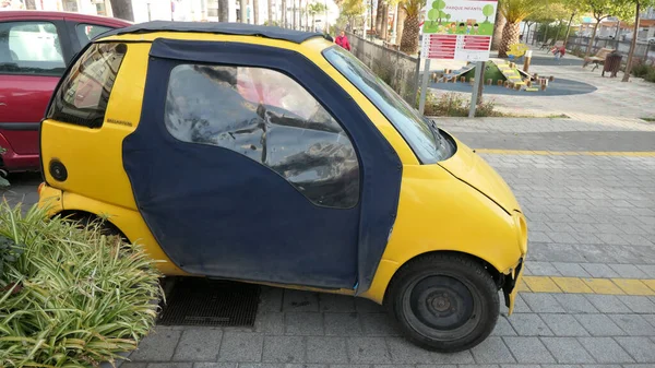 Pequeno Carro Amarelo Alora Diretor Tráfego Estacionado Ilegalmente Linha Amarela — Fotografia de Stock