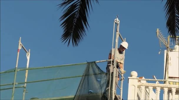 屋顶建筑工地 男子试图向街道一级传达指示 — 图库视频影像