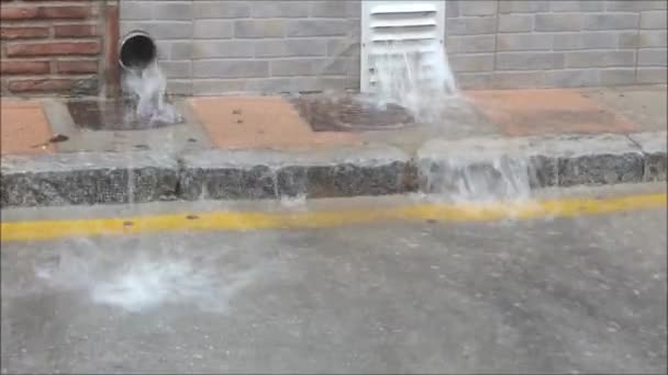 Piogge Abbondanti Strada Del Villaggio Acqua Piovana Che Sgorga Dagli — Video Stock