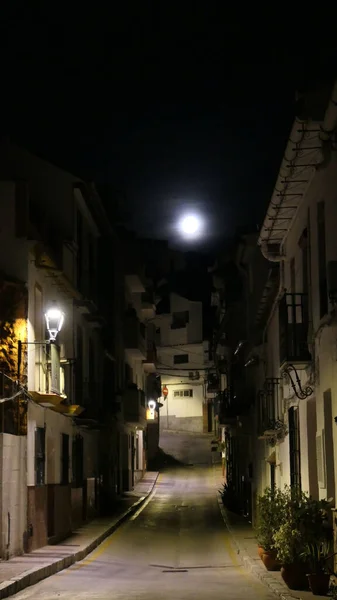Wczesnym Rankiem Widok Pełni Księżyca Końcu Andaluzyjskiej Ulicy Wsi — Zdjęcie stockowe