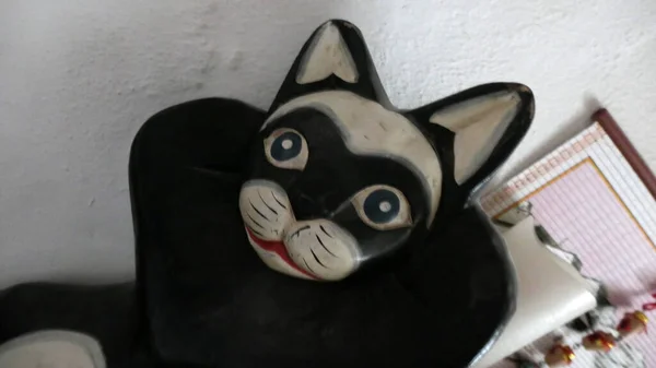 Gato Negro Tallado Reclinado Contra Calendario Chino Caído — Foto de Stock