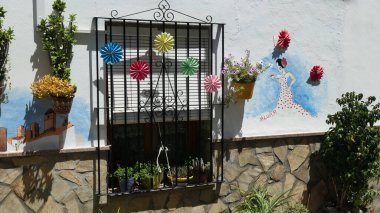 Alora, İspanya - 4 Ağustos 2021: Köy evinin ön duvarı geleneksel köy festivali için dekore edildi