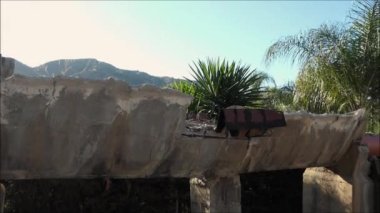 Beton sulama kanalı yükselmiş. Endülüs 'ün limon bahçelerine su taşıyan yüksek beton sulama kanalı