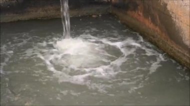 Beton sulama kanalı yükselmiş. Endülüs 'ün limon bahçelerine su taşıyan yüksek beton sulama kanalı