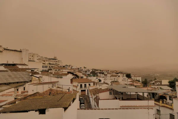 Hazy Cielo Pieno Sabbia Del Sahara Sopra Villaggio Andaluso — Foto Stock