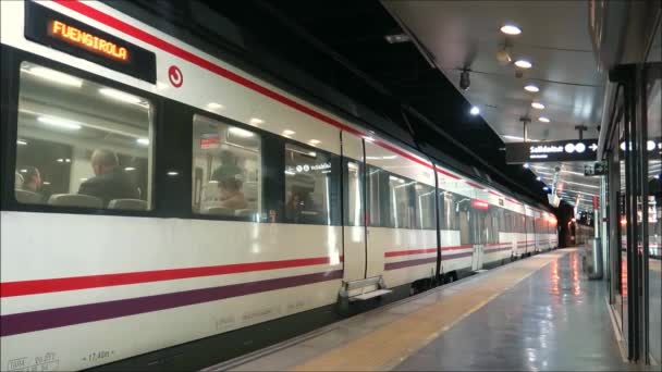 Malaga Spanien Oktober 2018 Pendeltåg Till Fuengirola Lämnar Spegelkantad Station — Stockvideo