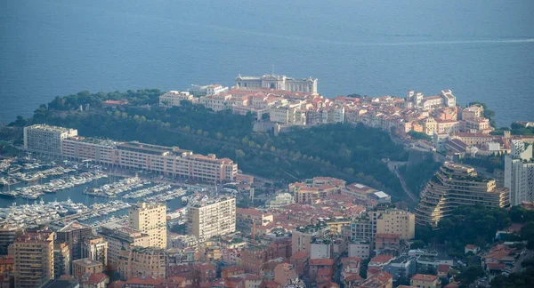 モナコのモンテカルロ 宮殿を背景に青い地中海があります — ストック写真