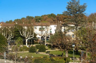 Fransız Rivierası 'ndaki Valbonne köyüne park et.