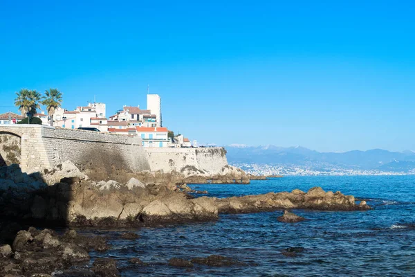 Ciudad Antibes Con Alpes Fondo Día Soleado — Foto de Stock