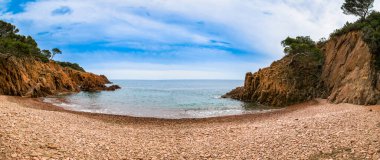 Saint Barthelemy Deresi, Fransız Rivierası 'ndaki Esterel sahilinde ıssız bir sahil..