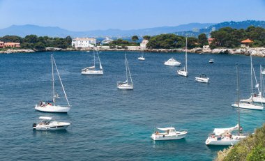 Antibes, Fransa - Haziran 04 2022: Yelkenliler, motorlu botlar ve Fransız Rivierası 'ndaki Cap d' Antibes 'de milyarder körfezindeki insanlar