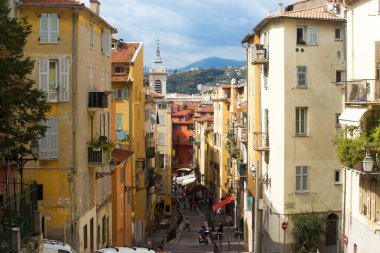 Yaz aylarında Fransız Rivierası 'nın güzel şehrinde renkli bir cadde.