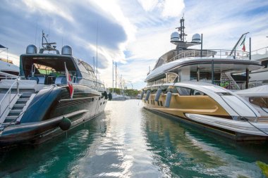 Antibes 'te alacakaranlıkta iki büyük yat
