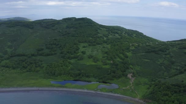 Kamçatka Yarımadası 'ndaki Mayachny Burnu Pasifik Okyanusu' ndaki yeşil çimlerle kaplı Avacha Körfezi kıyısında. — Stok video