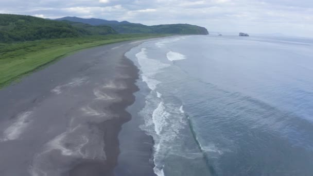 カムチャツカ半島、ロシア、太平洋に黒い砂のハリャクティスキービーチ — ストック動画