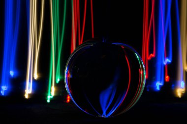 Eine Glaskugel und Lichter