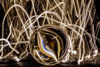 Eine Glaskugel und Lichter
