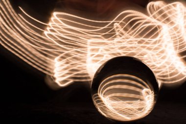 Eine Glaskugel und Lichter